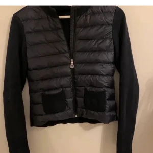 Moncler cardigan - Säljer min otroligt fina moncler cardigan köpt på plick för 4000 men vid intresse kan priset diskuteras😘😘 har en Qr kod på äktenhetsbevis inne i fickan på jackan och är som ny! 