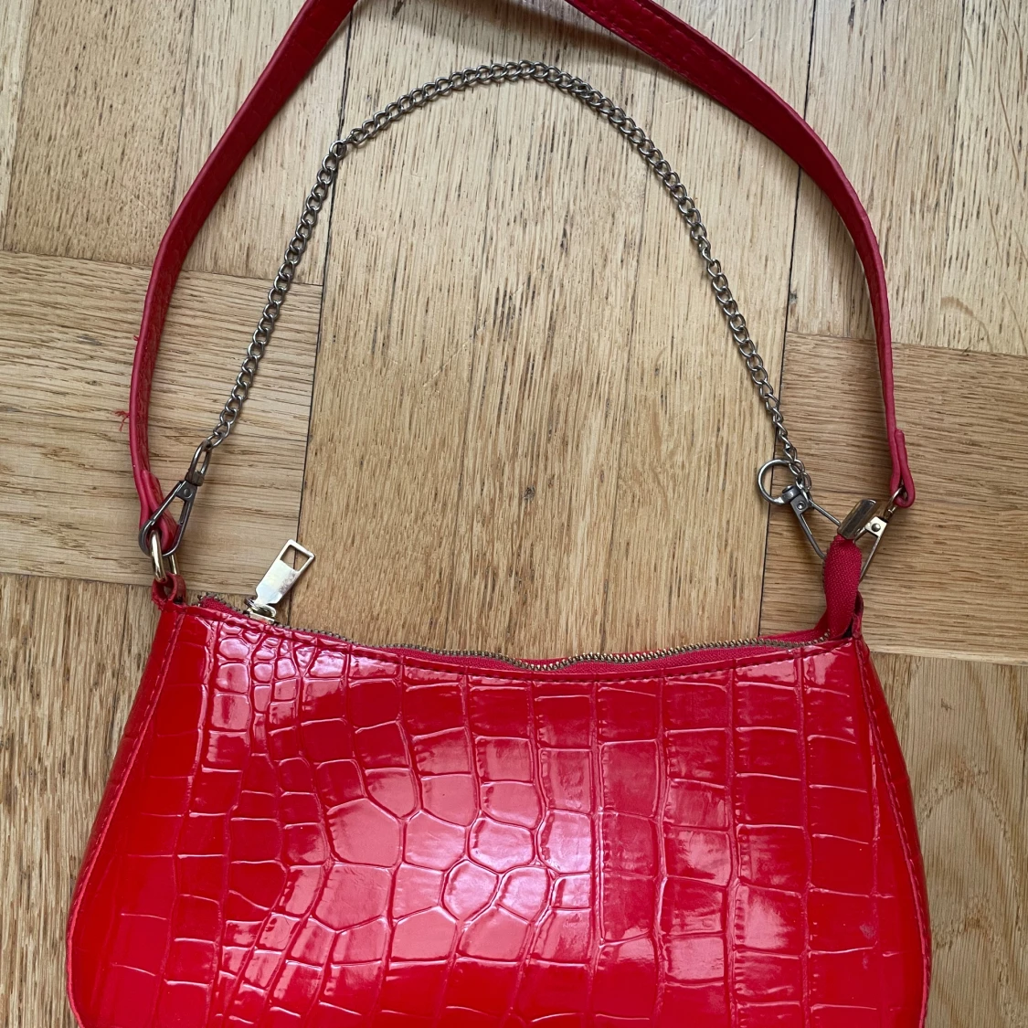 Röd axelväska med krokodilmönster - 91