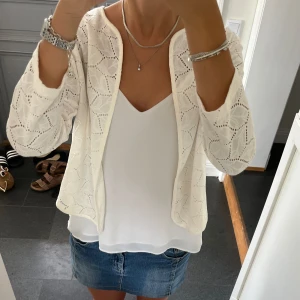 Vit kofta i spets - Vit  trekvartsärmad spetskofta från JACQUELINE de YONG i storlek M, passar även S. Fint skick. Använd gärna köp nu!