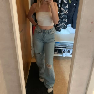 blåa jeans  - blåa jeans med hål på knäna från lager 157 aldrig använt  superfina