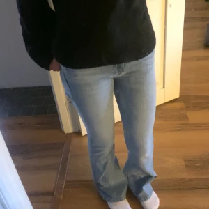 Ljusblå jeans - Säljer ett par fina ljusblåa jeans med lågmidjad och utsvängda ner till. Dom är köpt från lager 157 och är helt oanvända, i storlek XS är de. jeansen är i nyskick och helt som nya ! jag använder inte dessa och därför säljer jag dom 💞