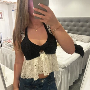 Zara topp - Ett gulligt virkat linne från Zara som man knyter i nacken