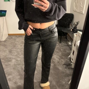 Svarta skin byxor  - Super fina svarta skinnbrallor, tyvärr för korta för mig. (Är 173) Väldigt nya🫶🏼