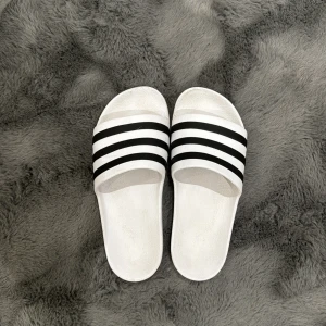 Adidas Tofflor - Bra skick, osäker på stl, tror 38-39, jättesköna