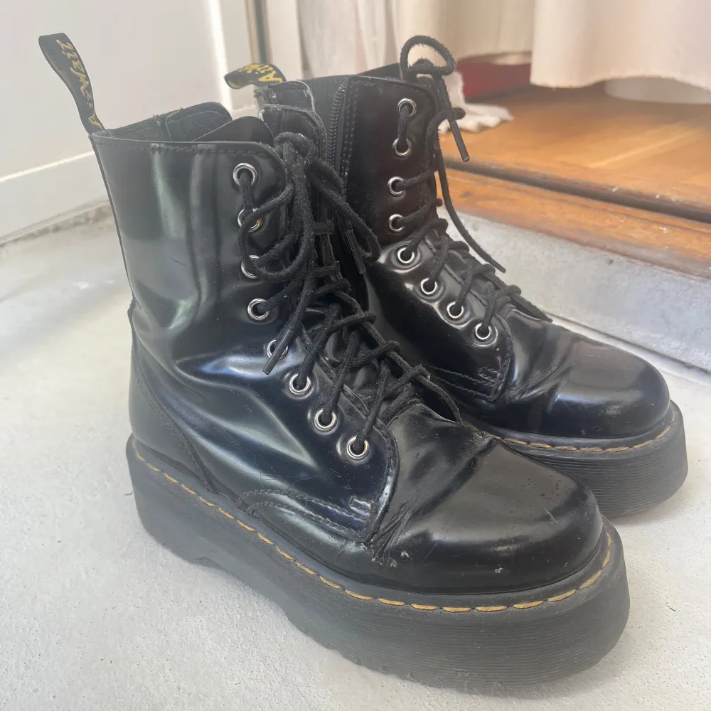 Säljer mina Dr Martens Jadon boots i storlek 37. Skon har 6 cm hög platå.   Har älskat dessa, och de är väl bevarade och fräscha på insidan. Dock är det lite slitningar fram på skon (se bild).   Kan skicka fler bilder vid intresse!. Skor.