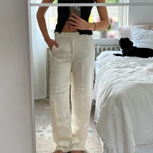 Satinbyxor i krämvit midwaist (långa ben) - Så coola Satinbyxor från zara. De är krämvita i färgen. Midwaist och jätte långa i benen. Jag är 174cm och de är för långa på mig utan skor. Fint skick, knappt använda 💗
