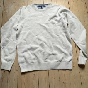 Tommy hilfiger tröja - Riktigt snygg och skön Tommy Hilfiger tröja i storlek m. Inga defekter mer lite använd.  Skriv vid funderingar!