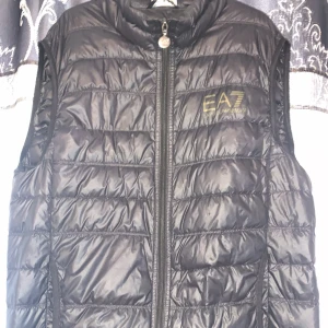 Väst - Herr väst EA7 Storlek L Litet ”hål” se bild, men inget som syns! Mörk mörk blå