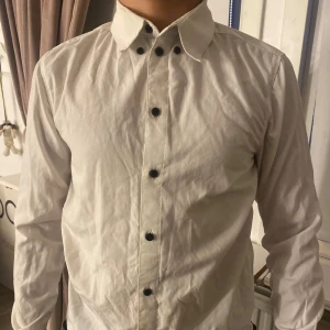 Skjorta - En elegant skjorta som är perfekt för festligare tillfällen 