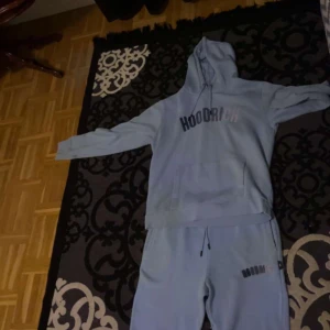 Hoodrich Tracksuit - Blå Hoodrich Tracksuit  Bra skick och klass kvalite 