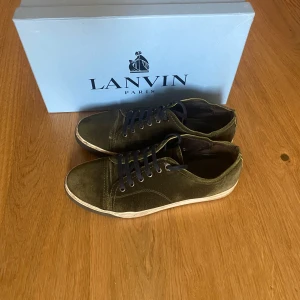 Lanvins  - Snygga suede cap toe Lanvins i storlek 42 MED LÅDA! Begagnat skick på skorna, därav det låga priset! Hör av dig vid minsta fundering eller intresse// Legit Sthlm Resell😍