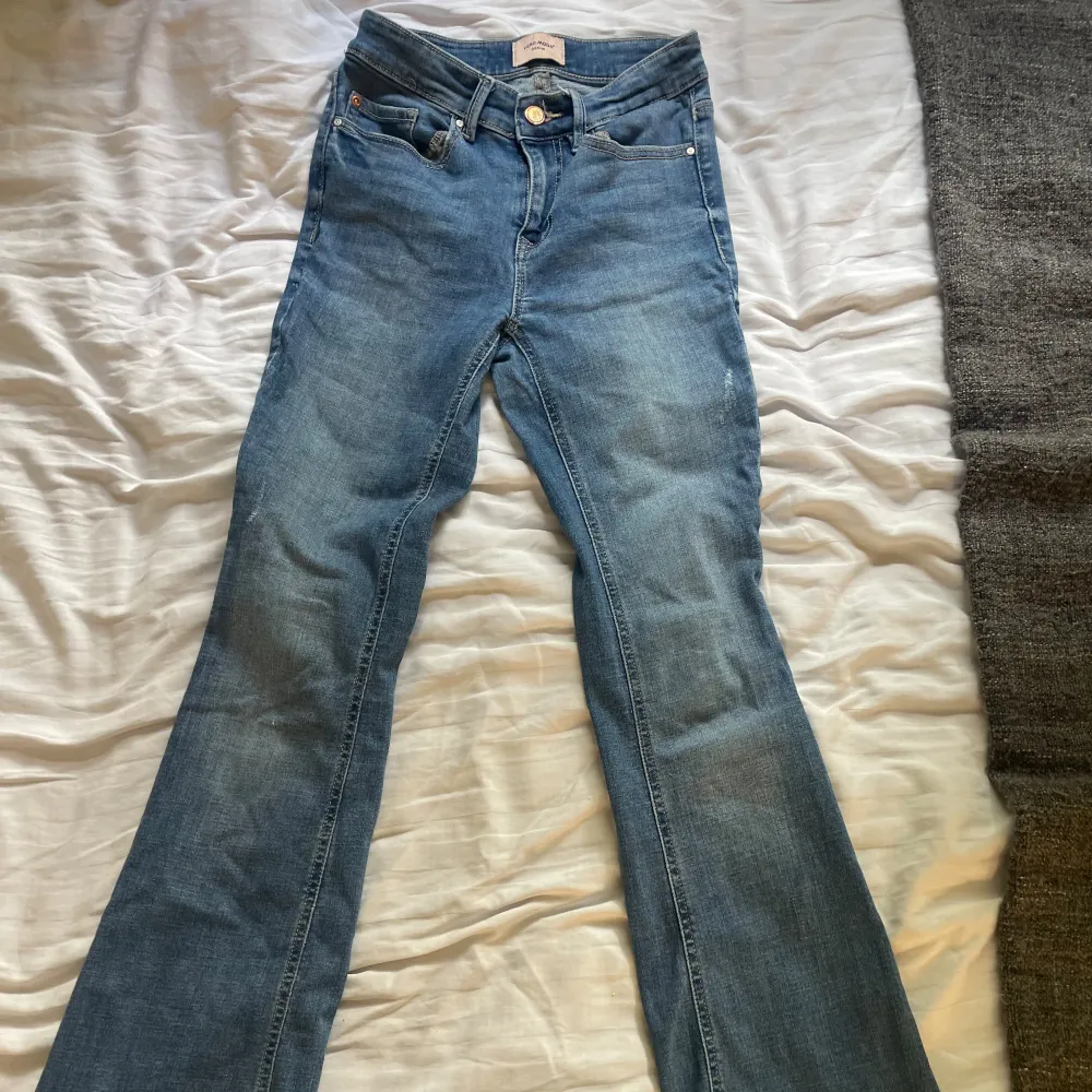 Ett par så snygga mörkblå low waist bootcut jeans ifrån Vero Moda! I ett jättefint skick!💓💓. Jeans & Byxor.