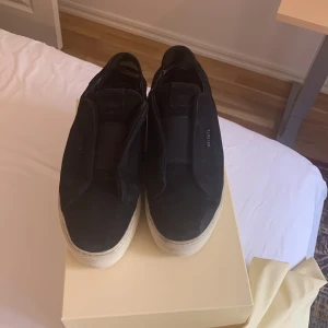 Axel arigato 360 laceless - Axel arigato laceless 360 skor storlek 44 passar lite större  Okej skick, använda Hör av er vid frågor. Pris kan diskuteras vid snabb affär 