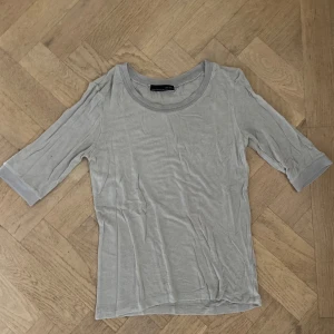 Tunn stickad kortärmad tröja  - Tunt stickad t-shirt 