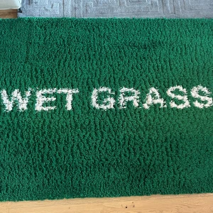 wet grass matta, off white X ikea (bra skick) - off white X ikea matta, den är typ som helt ny, den har inga trasiga delar eller sliten, färgerna har inte blekts och fluffet i mattan är fortfarande kvar, riktigt fint skick, säljer den för att den ej får plats i mitt rum  mått: 133x195 cm) 11kg (24