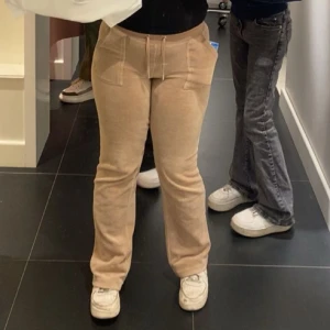juicy couture  - jag säljer mina juicy byxor för dom kommer inte till användning. dom är i storlek s men passar även m. 