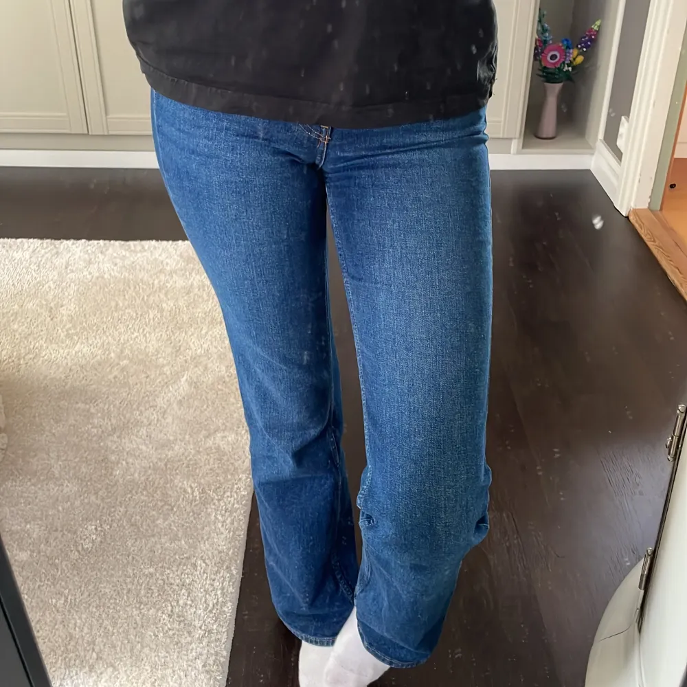 Stretchiga bootcut jeans från h&m som sitter jättefint! Säljer då de inte kommer till användning mer. De har använts några gånger men är fortfarande i bra skick! Köpta för ca 400kr 💓. Jeans & Byxor.