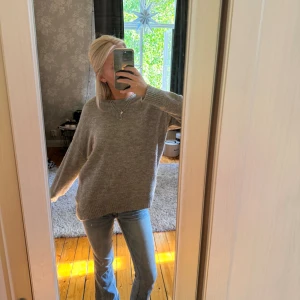 Stickad tröja  - SÅ fin, tryck köp 💕💕 one size och passar mig som har S men är lite oversized så verkligen så mysig till hösten!!🥺 väääldigt lite nopprig, använd bara några enstaka ggr🩷 