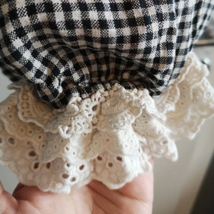 Svartvita rutiga linne-byxor med spetsdetaljer - Svala cropped svartvitrutiga byxor/bloomers i linnetyg. De har en elastisk midja med snörning, två sidfickor, en söt ficka på nedre höger sida med broderi på, och även en liten ficka på baksidan (kan skicka fler bilder i pm; bara att fråga!) Elastiska/scrunchie spetsdetaljer finns vid bensluten också som ger en supergullig touch. Perfekta för sommaren :) Använt men gott skick! Ena elastiska bandet vid bensluten har släppt lite, så den sidans "scrunch" är liiiiite lösare men det är verkligen inte märkbart. Tyget är lite skrynkligt men det är bara att stryka så ser det fint ut igen! Midja: 64-110cm. Ordinariepris 500kr. ***Köpare står för frakt