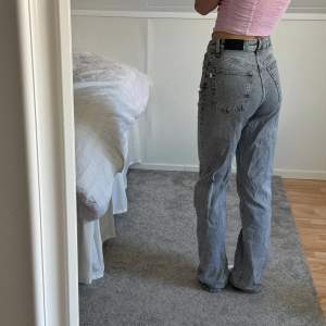 Säljer mina woodbird jeans eftersom de har blivit förstora👖 Köptes för 1200 men säljer nu för 300❤️ Storleken är 27 w, 33 l