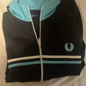 Fred perry tröja - Säljer fred perry tröja storlek M, tröjan är i bra skick och pris kan diskuteras vid snabbt köp