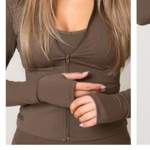 Mk lifestyle zip up - Säljer ny zip up från JennaLovisas kollektion med mk lifestyle. Jättefin brun färg. Pris kan diskuteras. Jag säljer även matchande tights!🥰