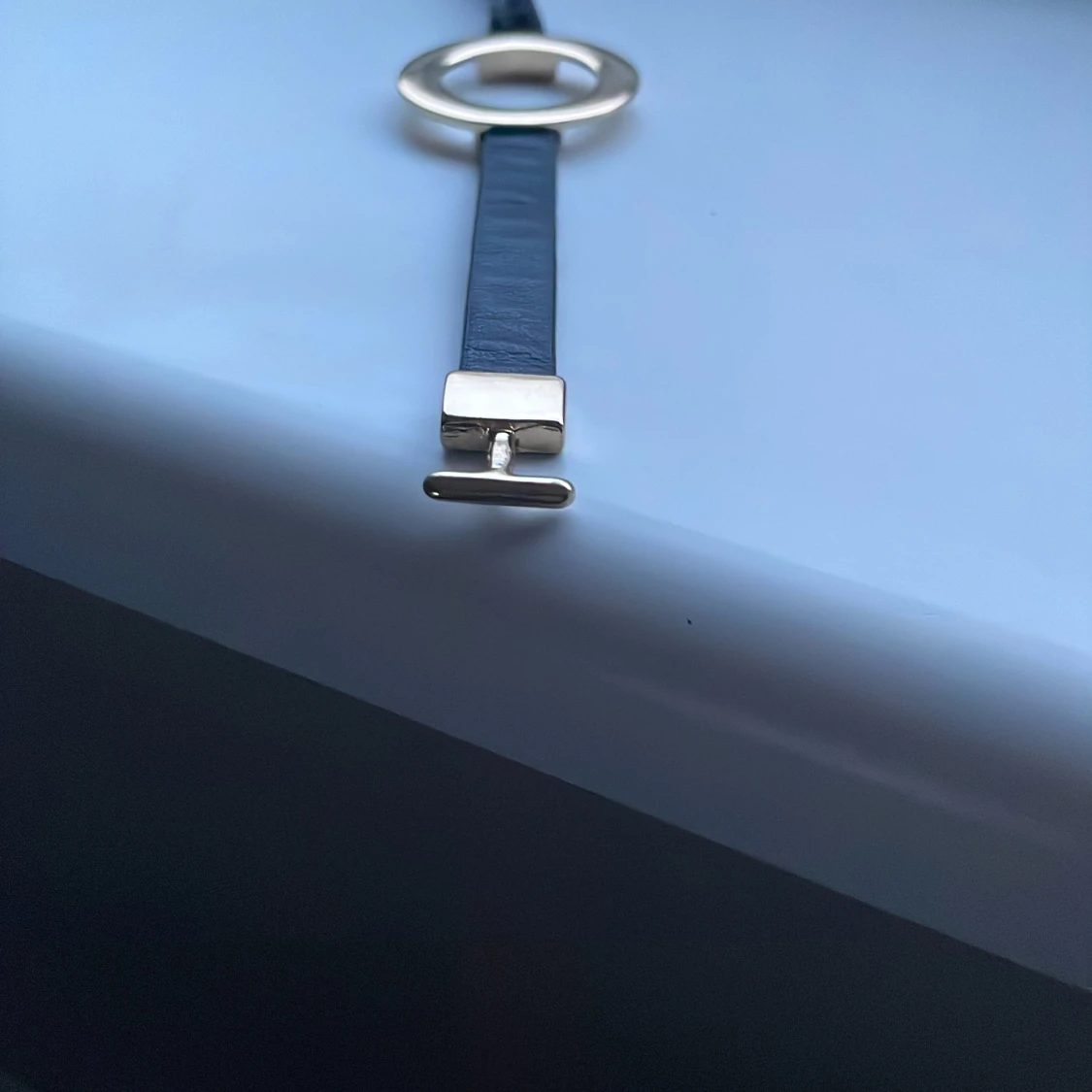 Svart och guld armband med cirkeldetalj - 90