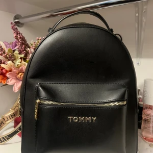 Tommy hilfiger - Jätte söt väska. Väldigt lite använd.  självklart äkta men har inte kvitto då jag fått den i present.