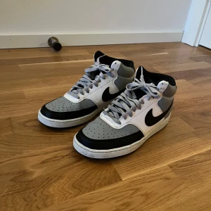 Nike Highs Court Vision - Hej säljer mina Nike high eftersom jag aldrig använder dom. 10/10 skick kanske använt 2-3 gånger. Orginala köptes på stadium. Tappa bort lådan tyvärr. Skriv till mig om ni har frågor eller vill ha fler bilder🙌 Skicka gärna prisförslag om intresserad👍🏼