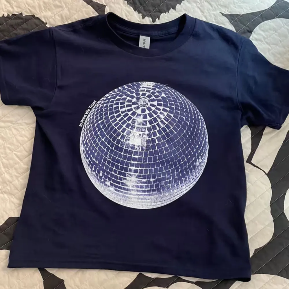 Så cool T-shirt med discokula från In Print We Trust i modellen ”baby tee” i storlek XS. Aldrig använd så i superbra skick! Nypris: 350kr 💙💙💙🪩🪩. T-shirts.