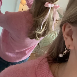 Rosa stickad  - Snygg rosa stickad tröja från vero Moda! Bra skick och använd varsamt 💕 älskar den men har en liknande 💕💕