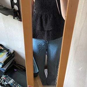 Mörkblå jeans - Jeans från Bikbok. Storlek W27, L32. I nyskick. 