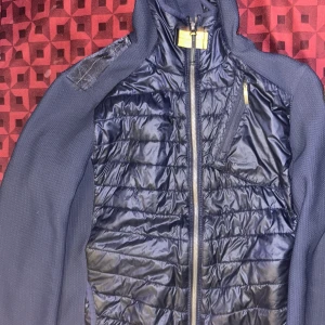  Den är jättesnygg och jag har inte använt den så mycket -  Jackan är ny och den är äkta och jag har inte använt ditt namn så länge Den är inte så dyr