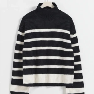 Stickad tröja - Super snygg stickad tröja med polo. Köpt på Gina för 459 kr, knappt använd så i jätte bra skick!!💕 Skriv vid frågor😊