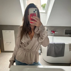 Omlott blus  - Säljer denna snygga omlott blusen i siden material