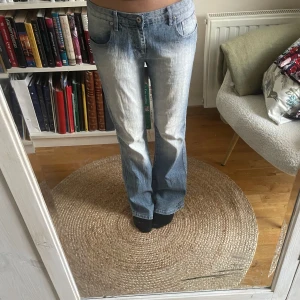 Jaens  - Midjemåttet rakt över är 39 cm och Innerbenslängdeden är 78 cm💗