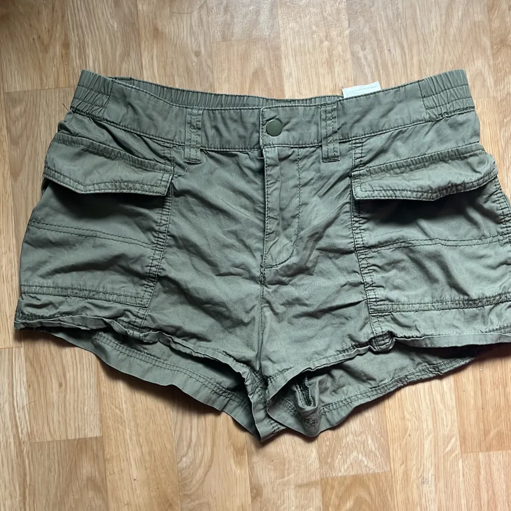 🌺💕Otroligt söta cargo shorts i storlek xs, inköpta för 200 säljer för 50 kronor💕🌺 Kontakta oss privat för mer bilder eller info om storlek eller liknande Vid köp ingår klistermärken samt armband som freebies 🏕️💐🌺💕🎶 . Shorts.