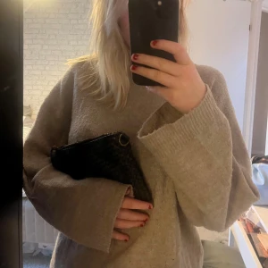 Beige stickad tröja - Säljer en supermysig beige stickad tröja. Den har en avslappnad passform med långa ärmar och en enkel design som passar perfekt för höst och vinter. Perfekt för att mysa i hemma eller för en avslappnad dag ute.❤️