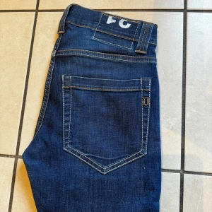 Dondup jeans - Tjena! säljer ett par dondups i modellen ”slim” de är i 9/10 skick och de är i storleken 31, ny pris ligger på runt 3000 kr och mitt pris är 550 kr😁kolla in min sida för fler dondups! och kom pm vid intresse! Köpet sker via sicurofashion