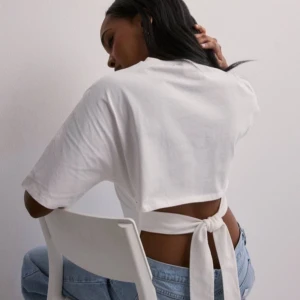 Topp från Nelly  - Säljer denna jättefina topp från Nelly som är slutsåld. I jättebra skick knappt använd. 💓