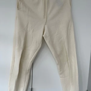 Ljusgula mjukisbyxor  - Från pieces, väldigt sköna men kommer inte till användning hos mig. Väldigt fint skick, endast använda ett fåtal gånger
