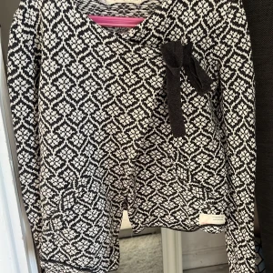 Odd molly kofta  - Så söt odd molly kofta som inte passar mig länge vilket är därför jag säljer den 🌸🌸🌸