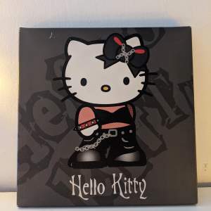 Cool Hello Kitty tavla med en edgy stil. Perfekt för att ge ditt rum en unik touch!