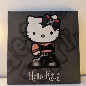 Hello Kitty tavla med svart bakgrund - Cool Hello Kitty tavla med en edgy stil. Perfekt för att ge ditt rum en unik touch!