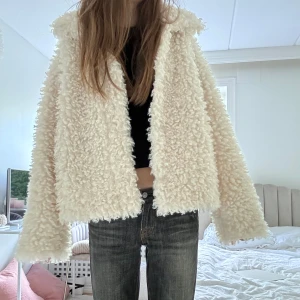 Fluffig jacka🥰🥰 - Söt fluffig jacka köpt från Kappahl i våras💞💞 Knappt använd, säljs endast för bra pris🥰