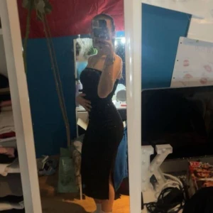 Armlös Lång klänning - !!!INTE MIN BILD!!! Armlös lång klänning. För stor på mig. Har slits på sidan. Oanvänd. Kolla in min sida för en rosa