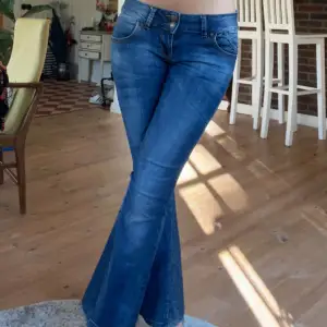 Ett par jätte snygga lågmidjade bootcut ltb jeans!😍 innerbens längden är 72 cm och midjan rakt över är 36-37 cm💗 jag har sytt på tyg nere på byxbenet (sista bilden) eftersom dom var skinny jeans förut men man tänker inte på det när man har på dem!💞