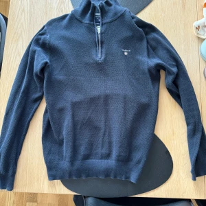 Gant halfzip trlja - Gant halfzip tröja storlek S i fint skick, inga märken eller revor i tröjan och dragkedjan funkar som den ska!