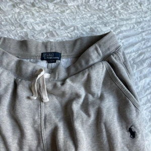 Äkta Ralph Lauren mjukisbyxor - Grå Ralph Lauren mjukisbyxor. Passar mig som är 165 cm och brukar ha storlek s/m. Pris + frakt