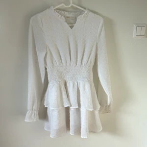 Så fin klänning från Gina Young  - Perfekt till student, midsommar eller liknande